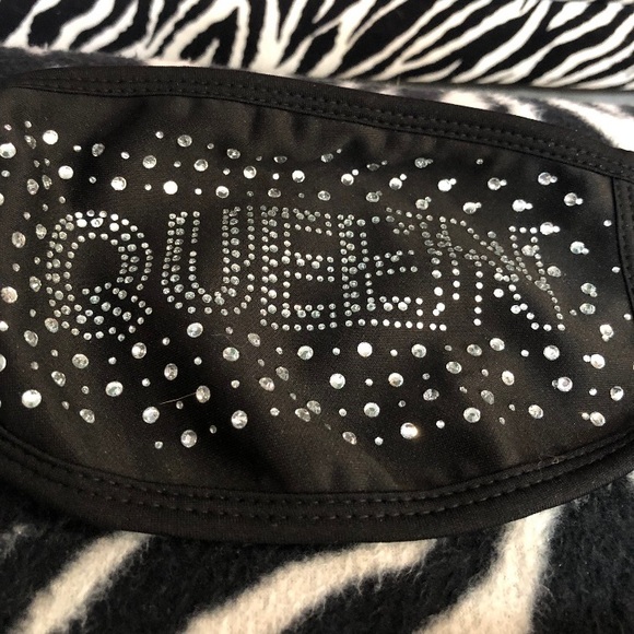 NWT Queen Mask with Holder - Picture 3 of 5
